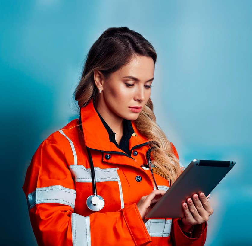 Notfallkarte im Kreditkartenformat mit App hilft dem Notarzt